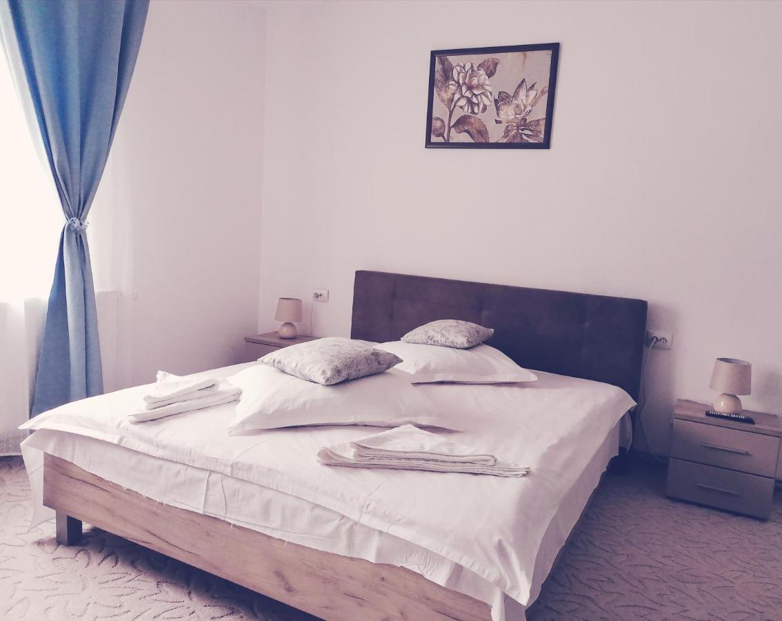 Voinescu House - Natural Living & Eating Farm stay Simon