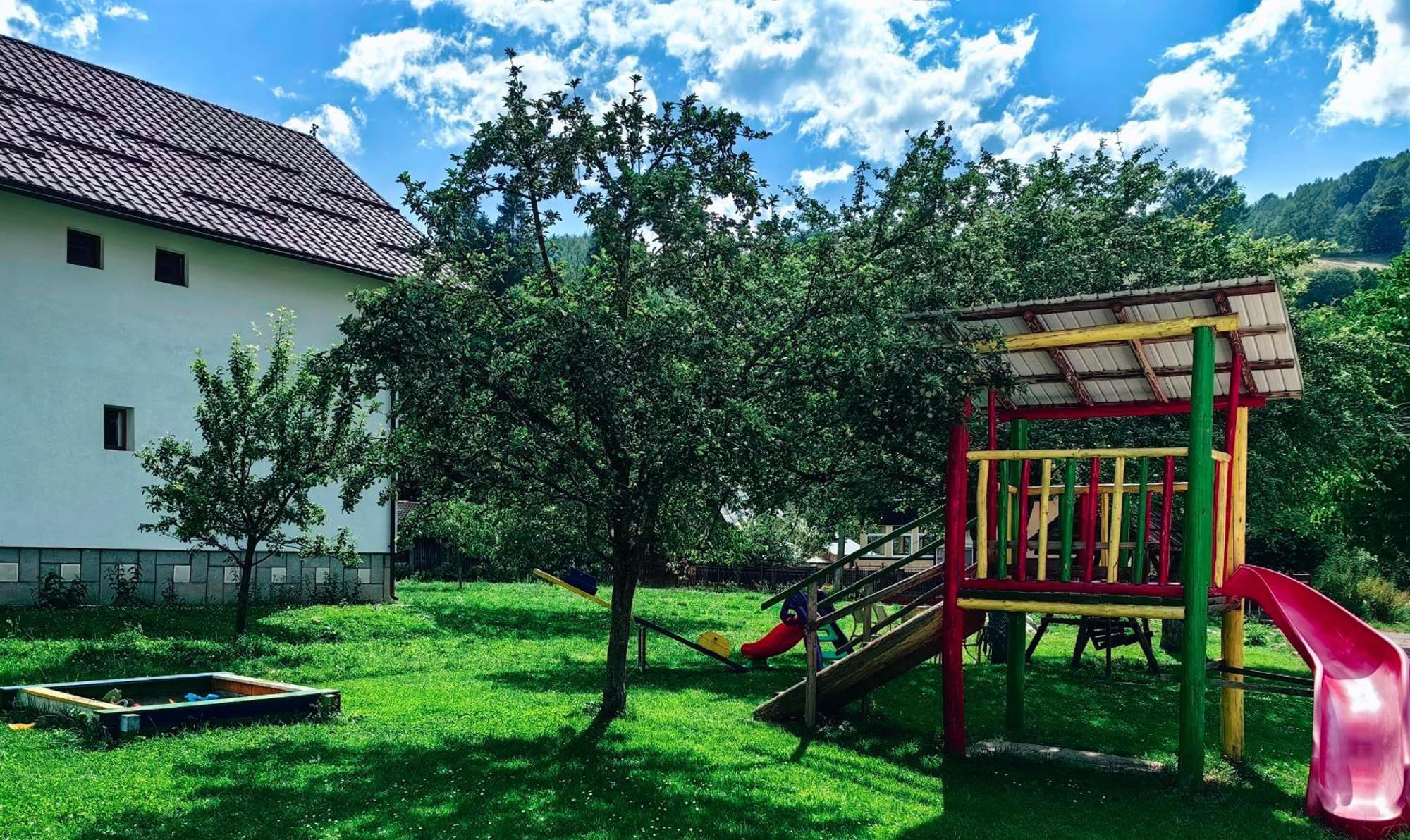 Farm stay Voinescu House - Natural Living & Eating Simon